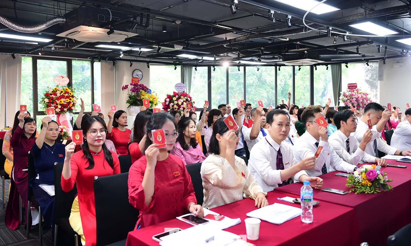 Đại biểu thông qua nội dung chương trình Đại hội. Ảnh: Xuân Tùng Đại biểu thông qua nội dung chương trình Đại hội. Ảnh: Xuân Tùng