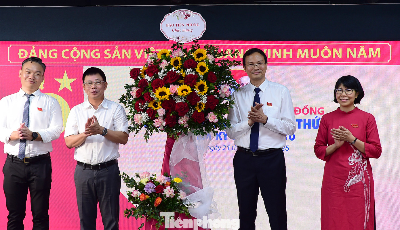 Nhà báo Phùng Công Sưởng - Bí thư Đảng ủy, Tổng Biên tập Báo Tiền Phong tặng lẵng hoa chúc mừng Đại hội. Ảnh: Xuân Tùng Nhà báo Phùng Công Sưởng - Bí thư Đảng ủy, Tổng Biên tập Báo Tiền Phong tặng lẵng hoa chúc mừng Đại hội. Ảnh: Xuân Tùng