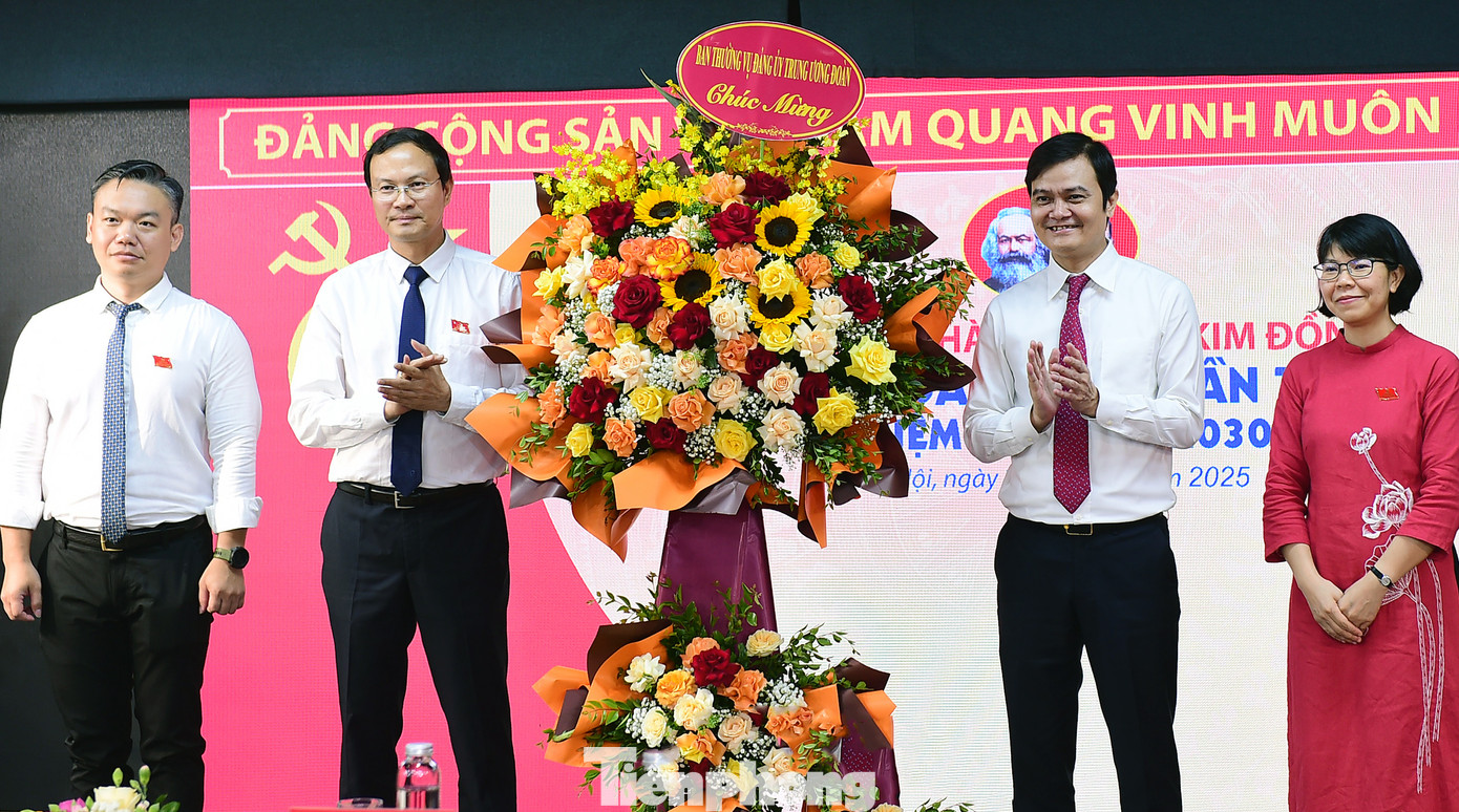 Dịp này, Bí thư Đảng uỷ T.Ư Đoàn Bùi Quang Huy tặng lẵng hoa tươi thắm chúc mừng Đại hội. Ảnh: Xuân Tùng Dịp này, Bí thư Đảng uỷ T.Ư Đoàn Bùi Quang Huy tặng lẵng hoa tươi thắm chúc mừng Đại hội. Ảnh: Xuân Tùng