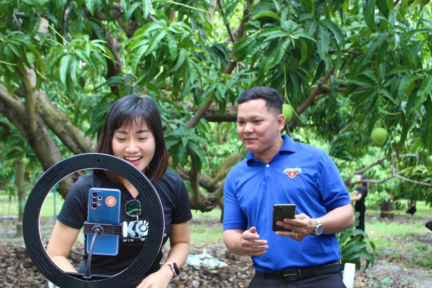 Nhà sáng tạo nội dung trên mạng xã hội tại huyện Cam Lâm, tỉnh Khánh Hòa. Ảnh: Khánh Nguyên