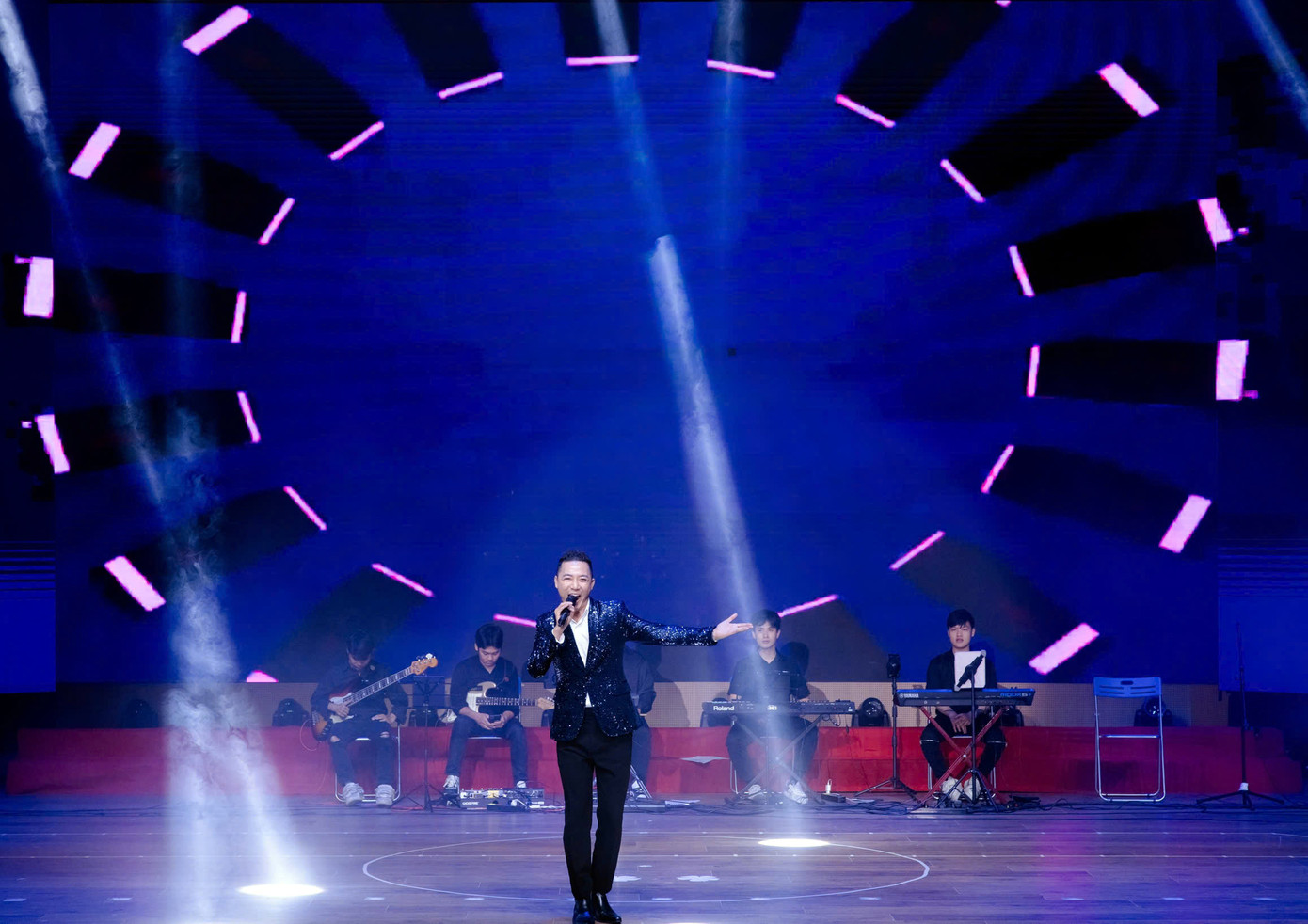 Trình diễn trong đại nhạc hội “Khúc Hạ” là nhiều nghệ sĩ nổi tiếng – những gương mặt thân quen từng trưởng thành từ Cung Thiếu nhi Hà Nội. Đó là ca sĩ - nhạc sĩ Tăng Nhật Tuệ; ca sĩ Duy Khoa, Minh Vương; MC Lê Bảo An. Dàn nhạc nhẹ Max Sound Band, dàn nhạc giao hưởng New Wave.