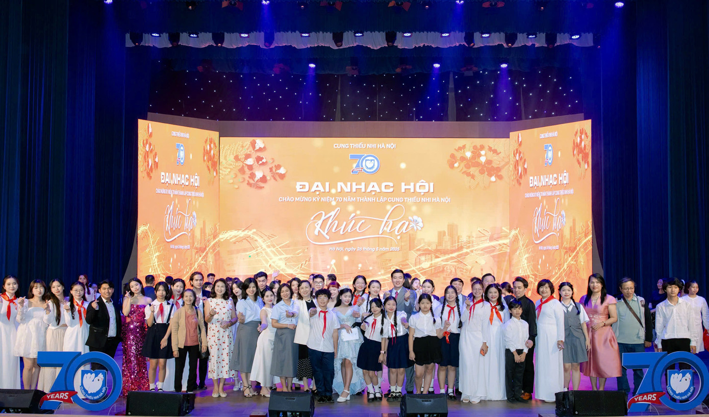 Chương trình Đại nhạc hội “Khúc hạ” không chỉ là chương trình nghệ thuật đặc sắc, mà còn là lời tri ân sâu sắc tới các thế hệ cán bộ, giáo viên, nghệ sĩ, cộng tác viên – những người đã và đang dồn tâm huyết, tình yêu thương để viết nên hành trình rực rỡ của Cung.