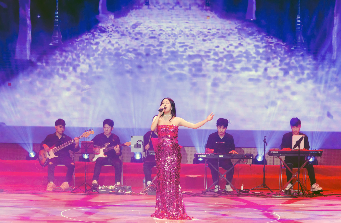 Các tiết mục được hòa quyện giữa âm nhạc – múa – trình diễn sân khấu – hiệu ứng ánh sáng hiện đại, mang lại nhiều trải nghiệm nghệ thuật và cảm xúc cho khán giả.