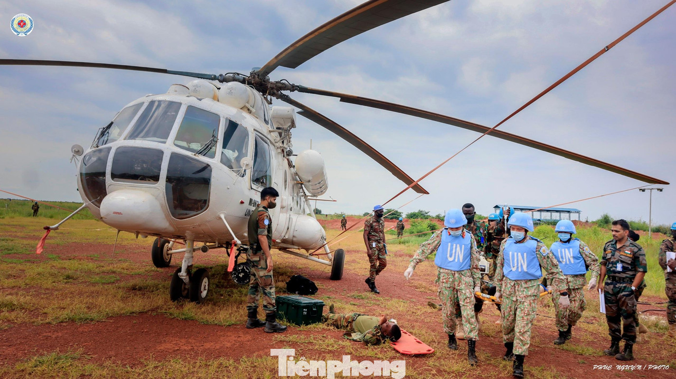 Sau khi tiếp cận bệnh nhân với các tình huống: tai nạn, giao tranh, rắn cắn... Đội AMET sẽ tiến hành cấp cứu, vận chuyển bệnh nhân lên trực thăng và chuyển về điều trị tiếp tại BVDC 2.3. Sau khi tiếp cận bệnh nhân với các tình huống: tai nạn, giao tranh, rắn cắn... Đội AMET sẽ tiến hành cấp cứu, vận chuyển bệnh nhân lên trực thăng và chuyển về điều trị tiếp tại BVDC 2.3.