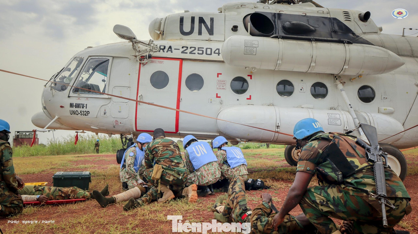 Trường hợp vượt quá khả năng cứu chữa của BVDC 2.3, Phòng tác chiến nhanh chóng chuẩn bị hồ sơ giấy tờ, điều phối, liên lạc với các đơn vị để chuyển bệnh nhân lên tuyến cao hơn là BVDC cấp 2 cộng của Ấn Độ tại thủ đô Juba cũng bằng trực thăng. Trường hợp vượt quá khả năng cứu chữa của BVDC 2.3, Phòng tác chiến nhanh chóng chuẩn bị hồ sơ giấy tờ, điều phối, liên lạc với các đơn vị để chuyển bệnh nhân lên tuyến cao hơn là BVDC cấp 2 cộng của Ấn Độ tại thủ đô Juba cũng bằng trực thăng.