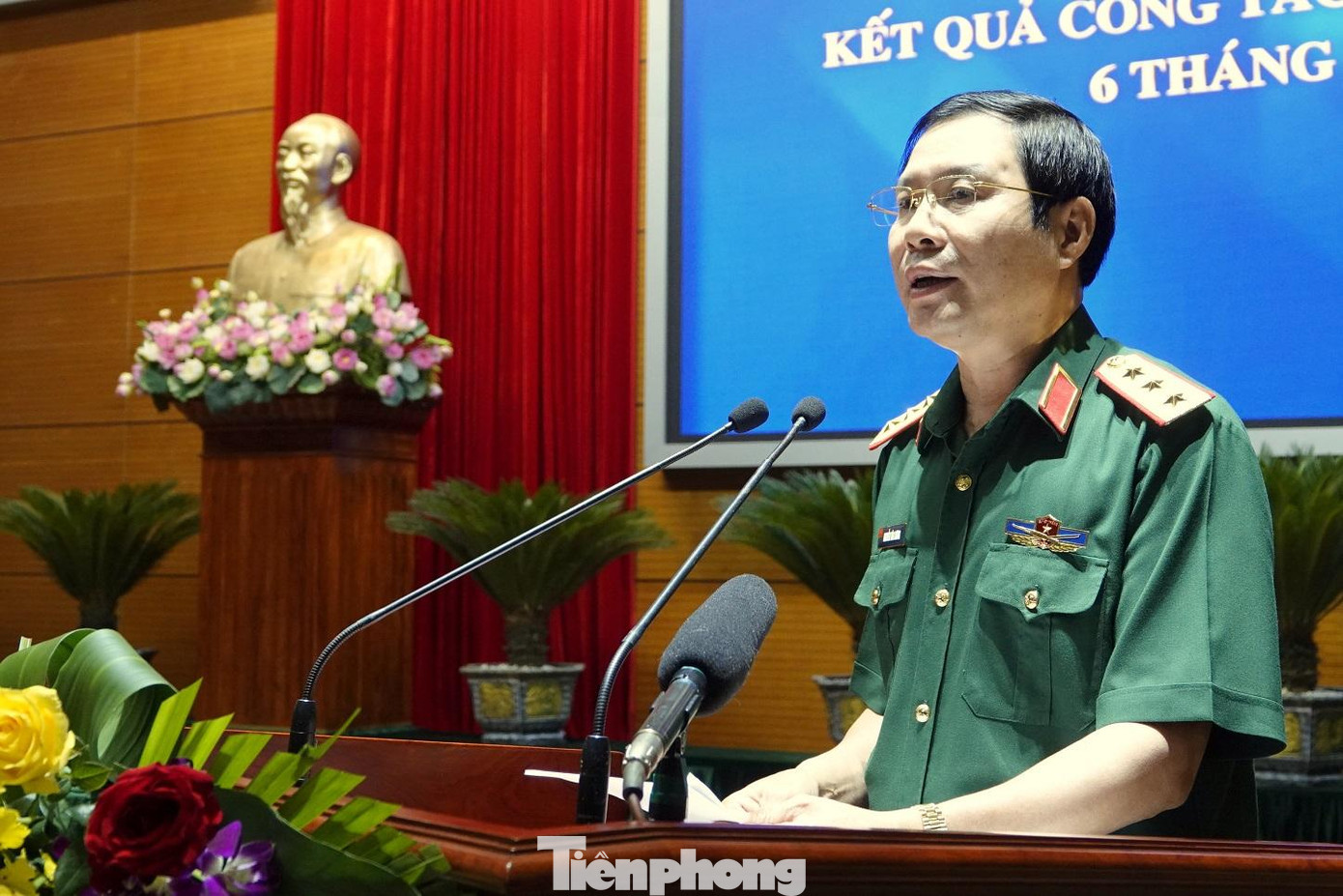 Thượng tướng Nguyễn Tân Cương, Ủy viên Thường vụ Quân uỷ Trung ương, Tổng Tham mưu trưởng, Thứ trưởng Bộ Quốc phòng báo cáo kết quả công tác quân sự, quốc phòng 6 tháng đầu năm