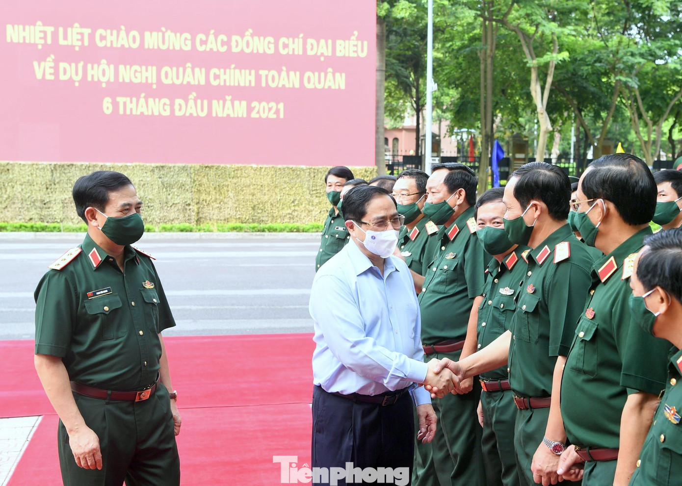 Tướng lĩnh Quân đội đón Thủ tướng tới dự, chỉ đạo hội nghị, sáng 30/6