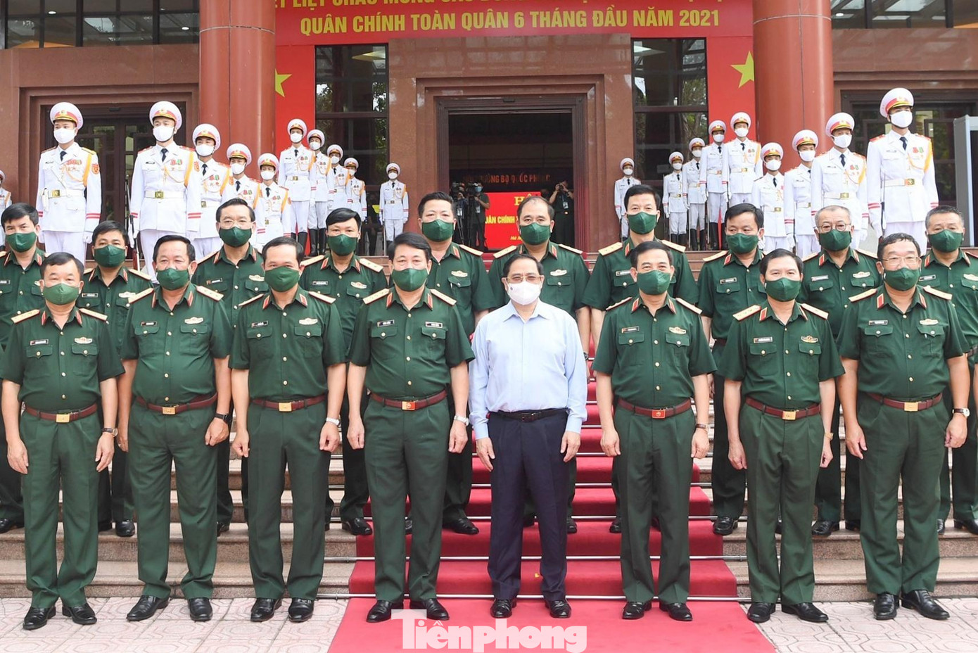 Thủ tướng và các đại biểu tham dự hội nghị