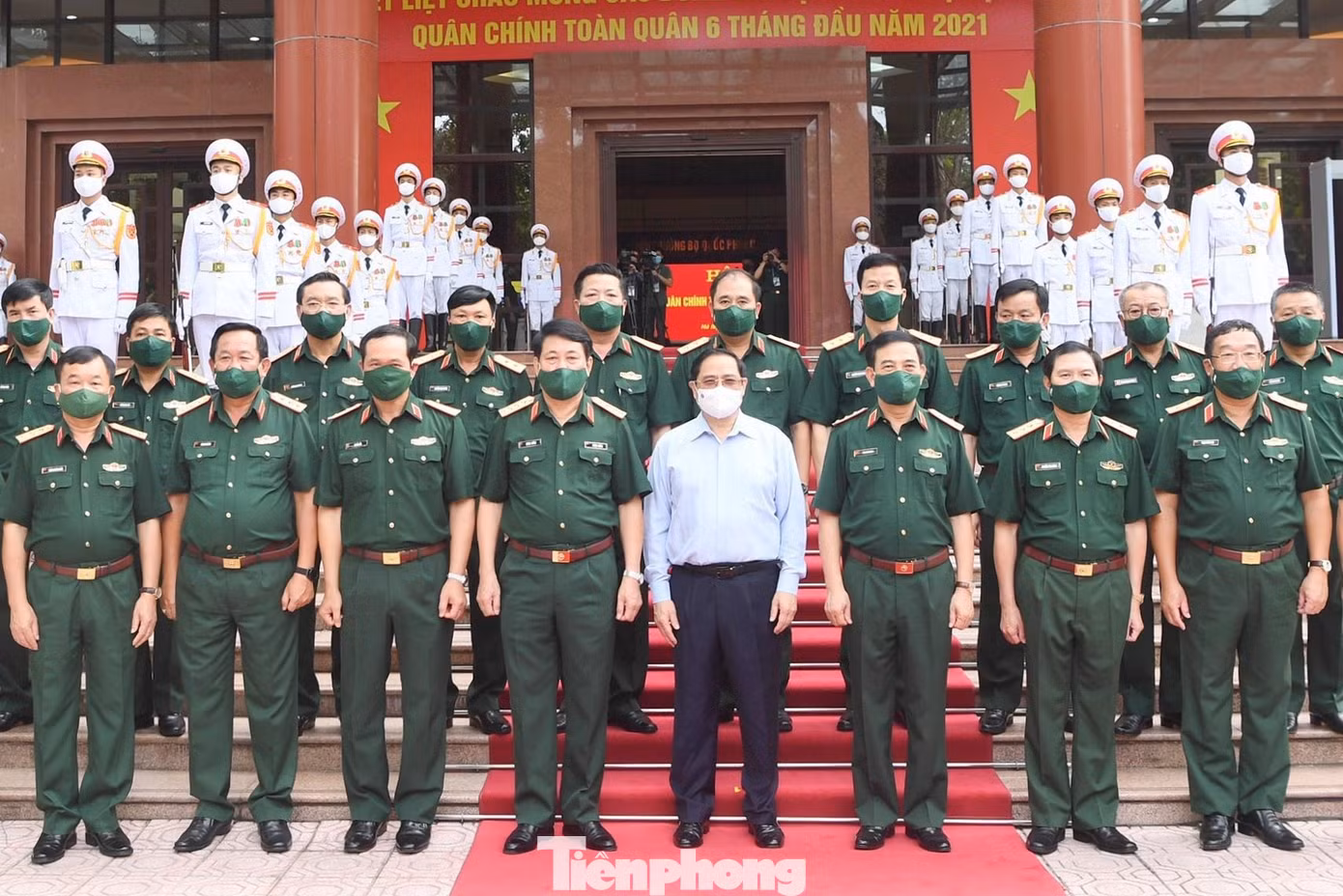 Thủ tướng và các đại biểu tham dự hội nghị