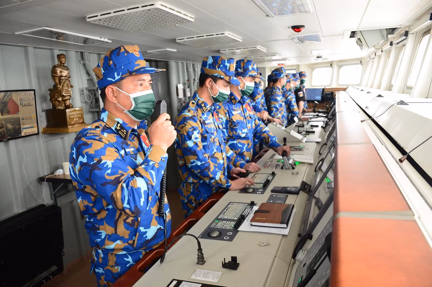 Thượng tá Hoàng Anh, Thuyền trưởng Tàu 016 - Quang Trung phát lệnh khai hỏa tiêu diệt mục tiêu. Ảnh: Hải Âu