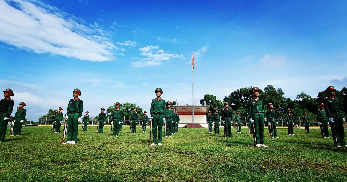 Chiến sĩ mới năm 2021 rèn luyện đứng nghiêm cùng súng CKC để đáp ứng tiêu chí trở thành chiến sĩ của Đội Tiêu binh danh dự - một trong 4 đội nòng cốt của Đoàn 275