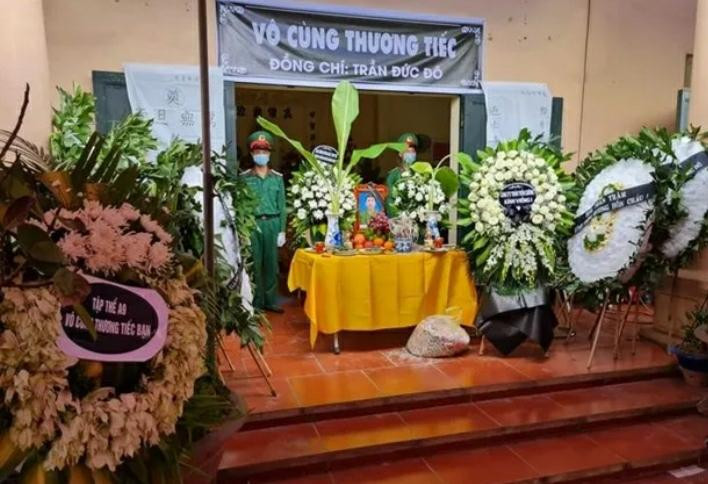 Tang lễ quân nhân Trần Đức Đô được tổ chức theo nghi thức quân đội tại quê nhà. Tang lễ quân nhân Trần Đức Đô được tổ chức theo nghi thức quân đội tại quê nhà.