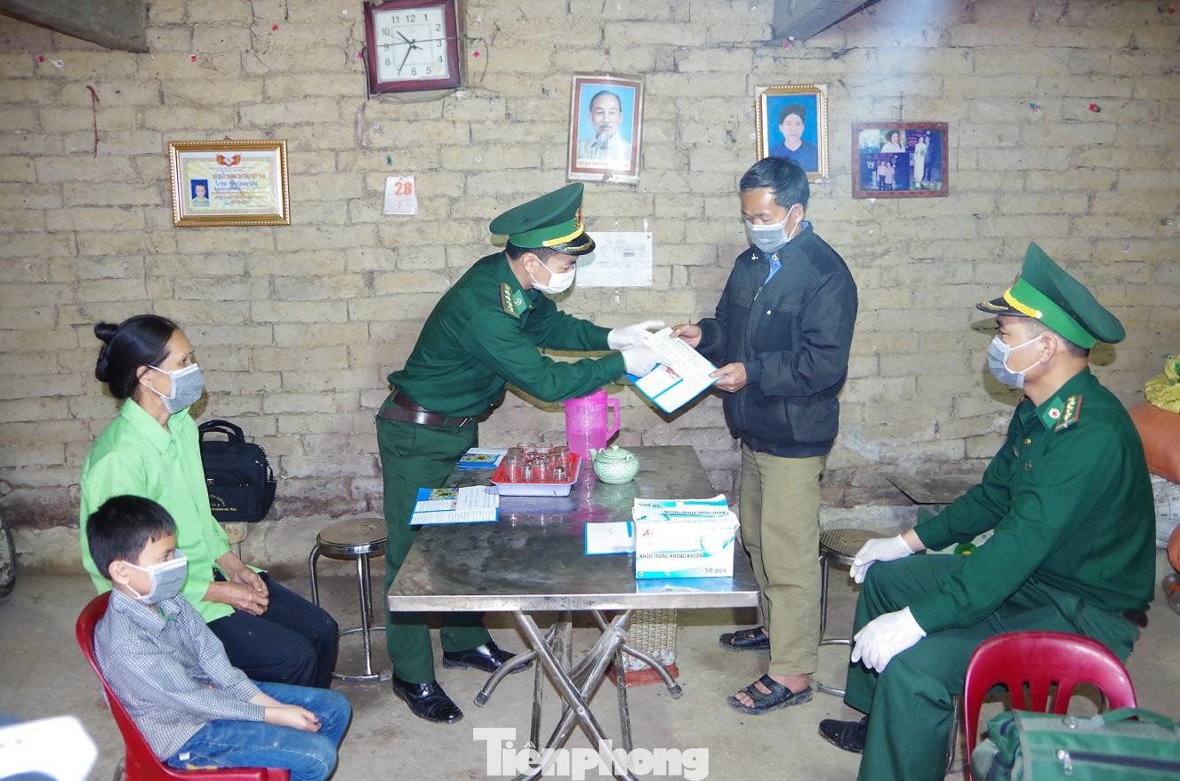 BĐBP Lạng Sơn tuyên truyền biện pháp phòng chống dịch COVID-19 cho nhân dân khu vực biên giới. Ảnh: PV BĐBP Lạng Sơn tuyên truyền biện pháp phòng chống dịch COVID-19 cho nhân dân khu vực biên giới. Ảnh: PV