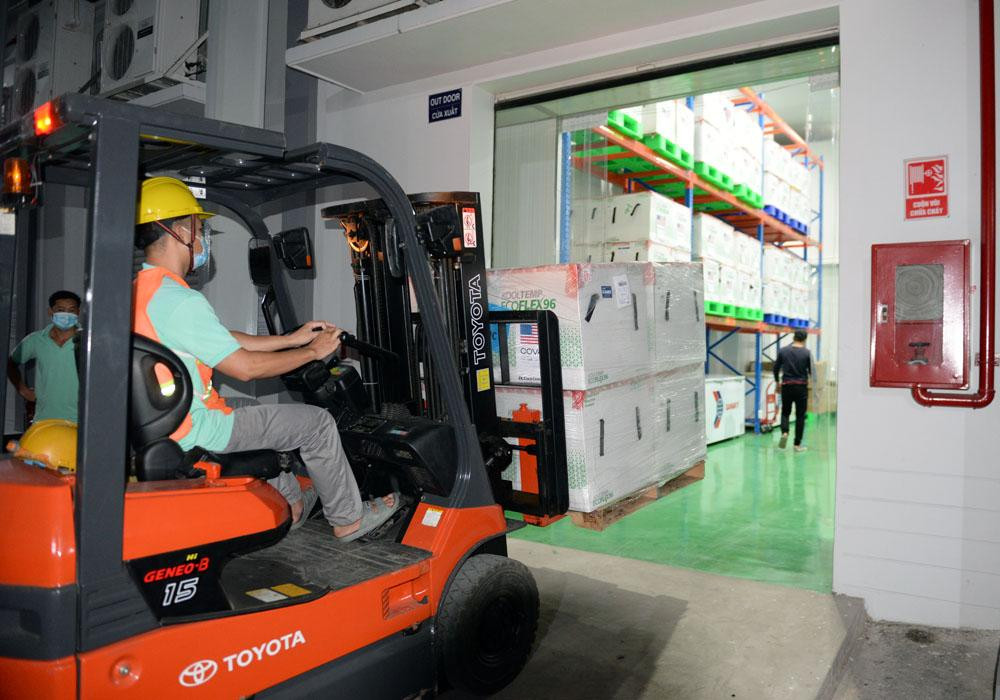 Đưa vắc xin về kho lạnh bảo quản. Ảnh: Đăng Duy