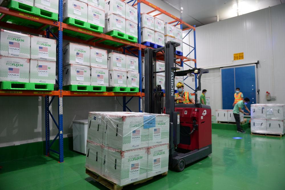 Các kiện vắc xin được sắp xếp gọn gàng, đúng yêu cầu của Bộ Y tế tại kho lạnh. Ảnh: Đăng Duy