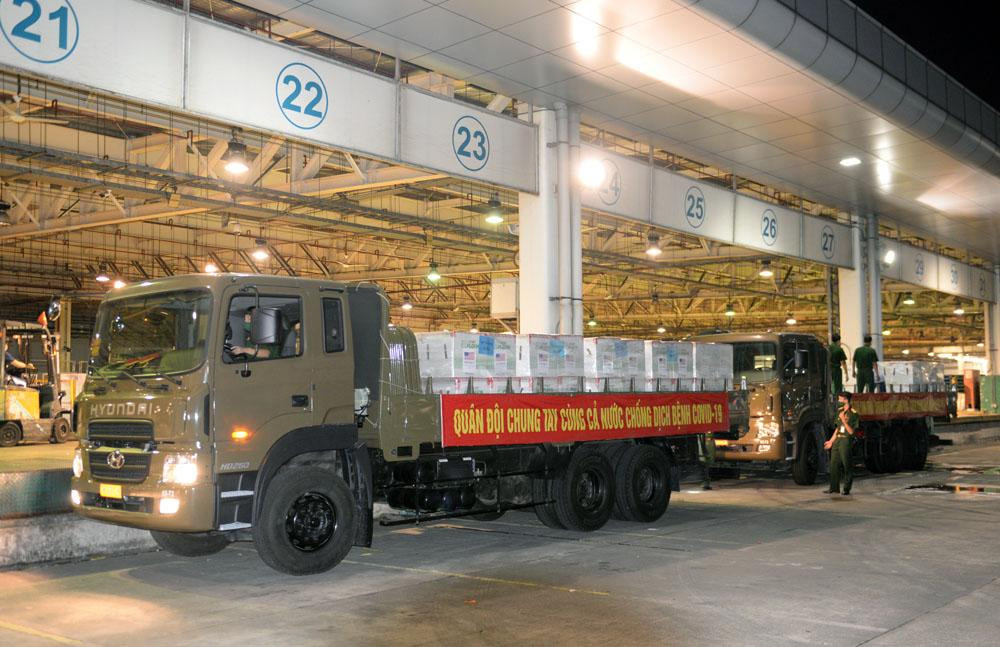 Để đảm bảo vắc xin được đặt ở chế độ bảo quản tốt nhất, sau khi nhận nhiệm vụ, ngay trong đêm 24/7, Lữ đoàn 972 đã sử dụng 3 xe Hyundai HD260 nhanh chóng cơ động đến Cảng hàng không quốc tế Tân Sơn Nhất vận chuyển về nơi tập kết, bảo đảm an toàn tuyệt đối về mọi mặt.