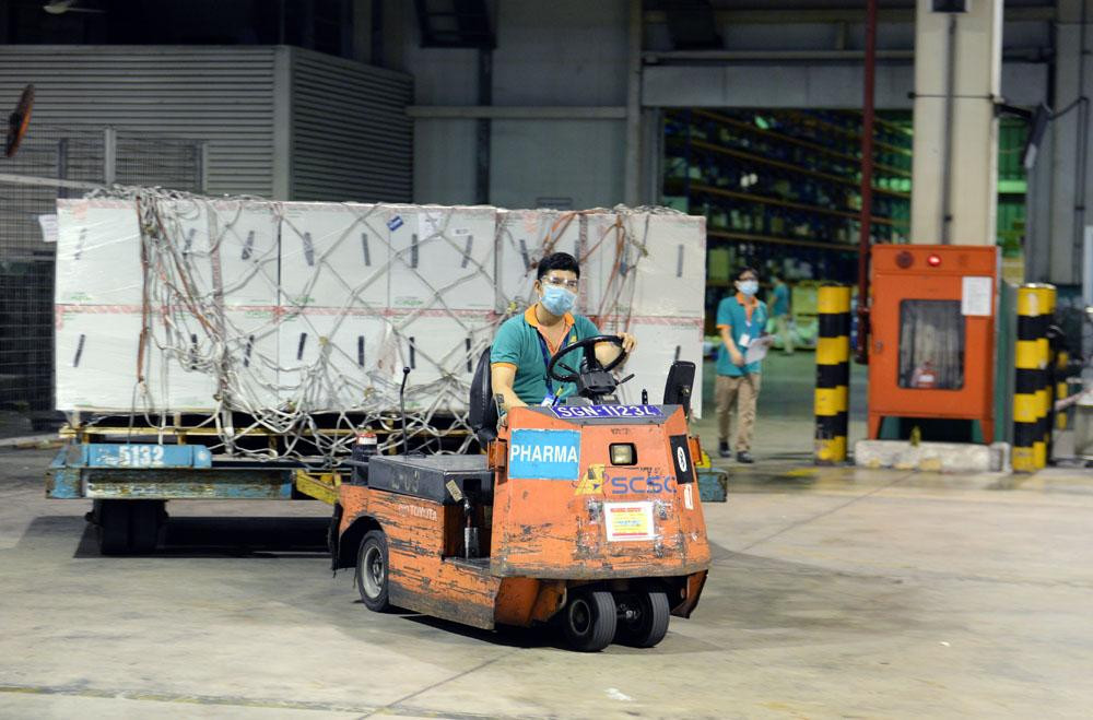 Các bộ phận khác ở Cảng hàng không quốc tế Tân Sơn Nhất tích cực hỗ trợ Lữ đoàn 972 thực hiện nhiệm vụ. Ảnh: Đăng Duy