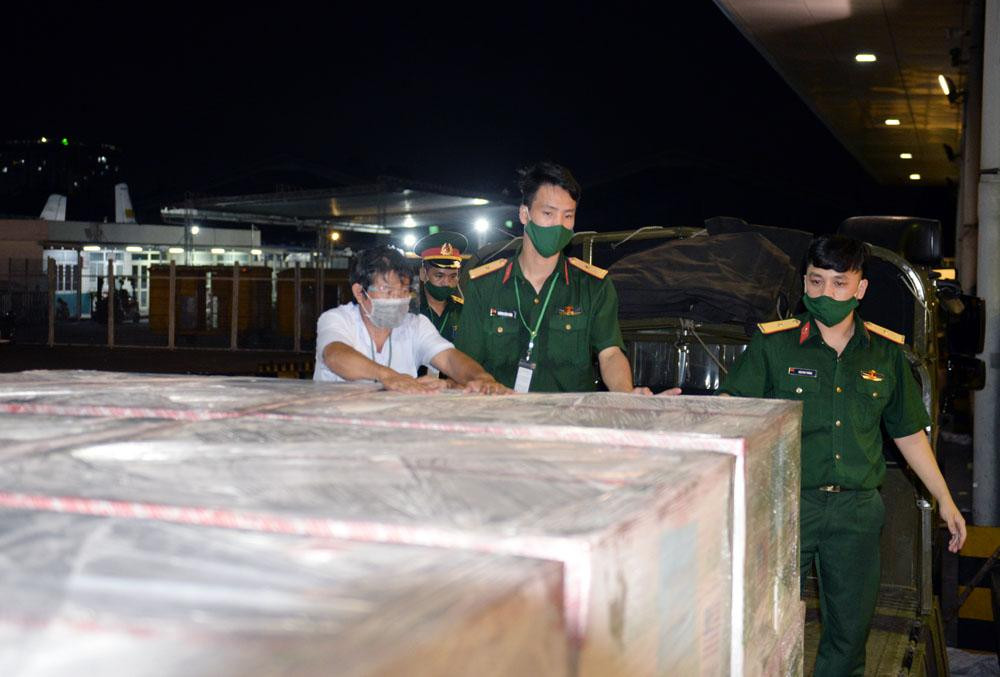 Cán bộ, chiến sĩ Lữ đoàn 972 kiểm tra, tiếp nhận lô vắc xin. Ảnh: Đăng Duy