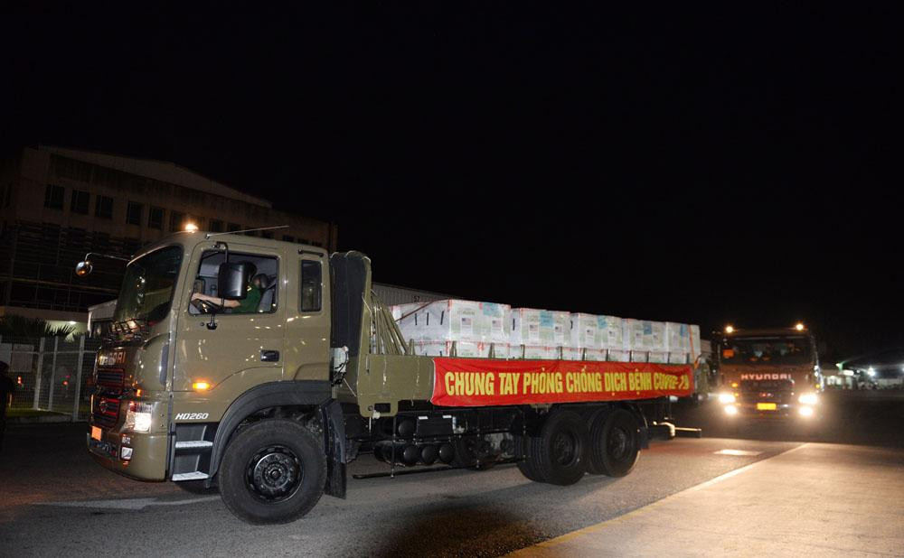 Việc vận chuyển theo đội hình yêu cầu tốc độ vừa phải để hạn chế ảnh hưởng đến chất lượng, tránh làm hư hỏng vắc xin. Ảnh: Đăng Duy