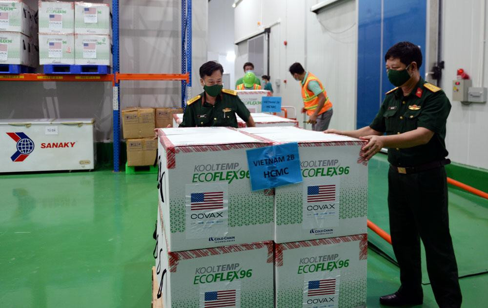 Tại kho lạnh, cán bộ Lữ đoàn 972 tiếp tục kiểm đếm lại các lô vắc xin lần cuối trước khi bàn giao. Ảnh: Đăng Duy