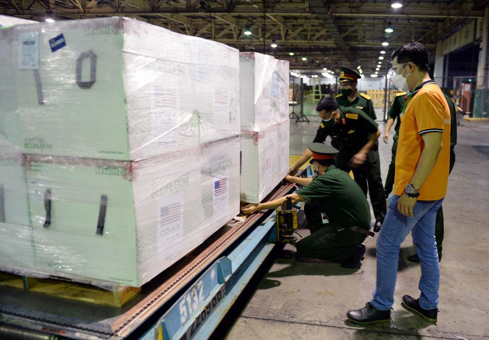 Đo đạc, tính toán kích thước để vận chuyển một cách kỹ lưỡng. Ảnh: Đăng Duy