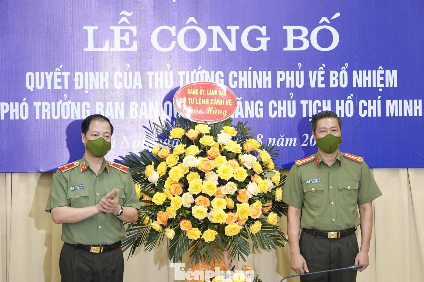 Thiếu tướng Trần Hải Quân, Bí thư Đảng uỷ, Tư lệnh Bộ tư lệnh Cảnh vệ tặng hoa chúc mừng Đại tá Đỗ Xuân Tiệp Thiếu tướng Trần Hải Quân, Bí thư Đảng uỷ, Tư lệnh Bộ tư lệnh Cảnh vệ tặng hoa chúc mừng Đại tá Đỗ Xuân Tiệp