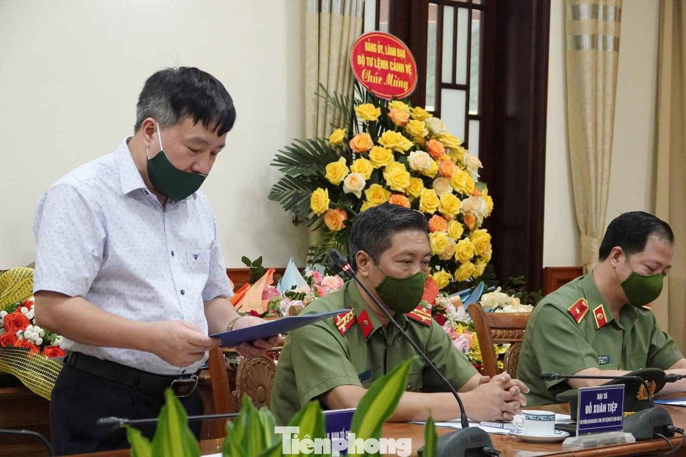 Ông Phạm Văn Thuần, Phó Vụ trưởng Vụ các ban, bộ ngành, đoàn thể Trung ương thuộc Ban Tổ chức Trung ương công bố Quyết định bổ nhiệm của Thủ tướng Chính phủ đối với Đại tá Đỗ Xuân Tiệp. Ông Phạm Văn Thuần, Phó Vụ trưởng Vụ các ban, bộ ngành, đoàn thể Trung ương thuộc Ban Tổ chức Trung ương công bố Quyết định bổ nhiệm của Thủ tướng Chính phủ đối với Đại tá Đỗ Xuân Tiệp.