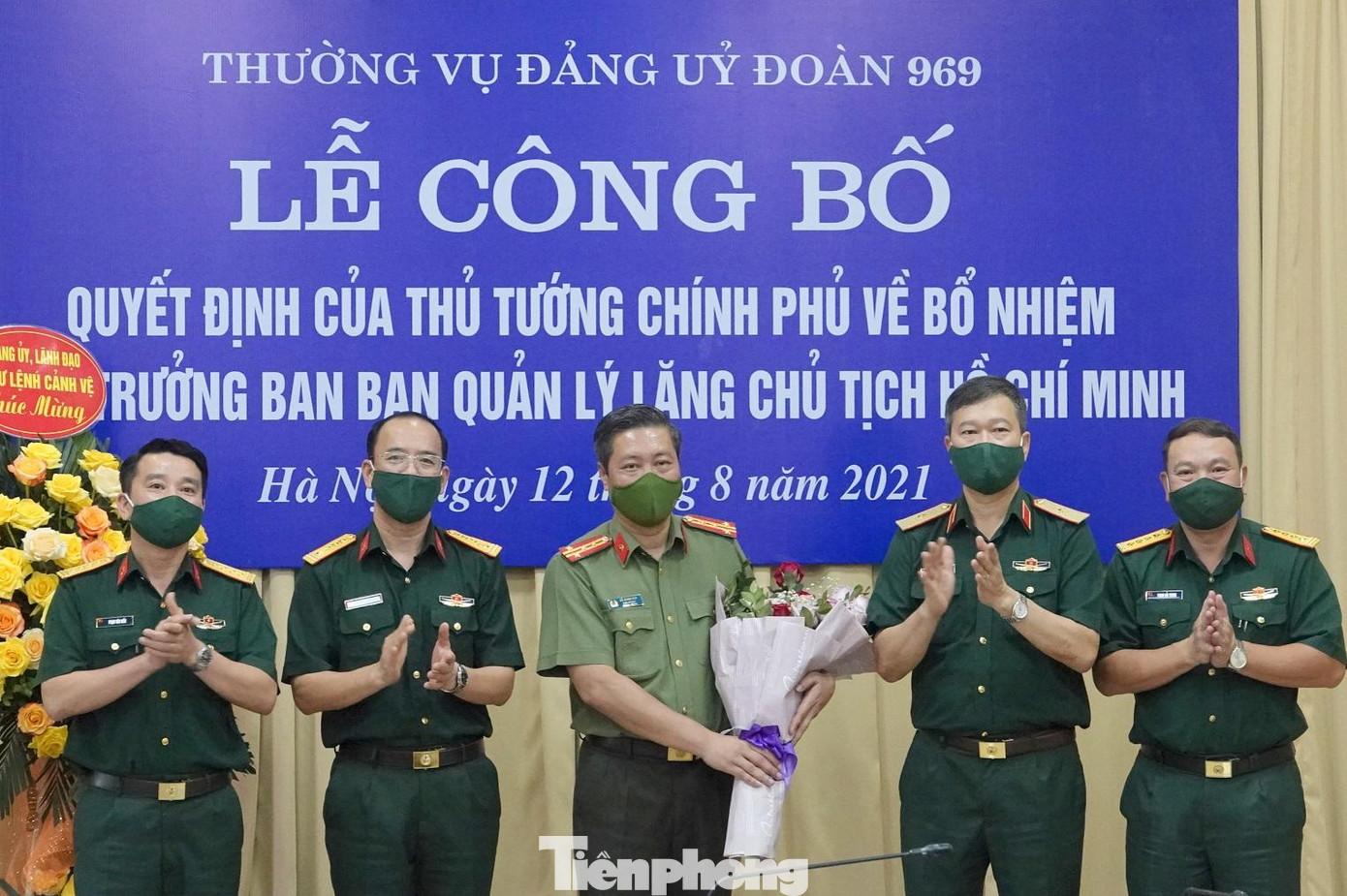 Lãnh đạo Bộ tư lệnh Bảo vệ Lăng Chủ tịch Hồ Chí Minh chúc mừng Đại tá Đỗ Xuân Tiệp Lãnh đạo Bộ tư lệnh Bảo vệ Lăng Chủ tịch Hồ Chí Minh chúc mừng Đại tá Đỗ Xuân Tiệp