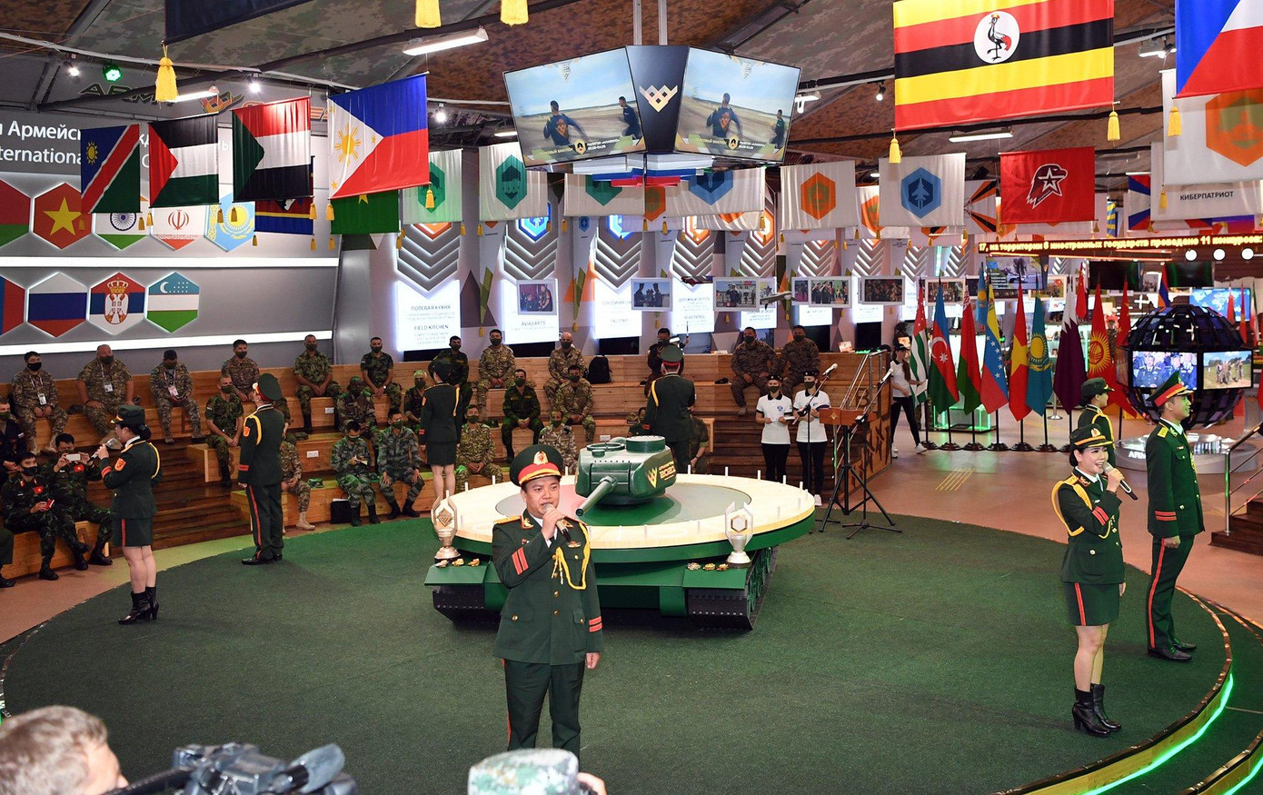 Tại lễ bốc thăm, đội văn hoá nghệ thuật của QĐND Việt Nam và quân đội các nước đã biểu diễn một số tiết mục nghệ thuật đặc sắc Tại lễ bốc thăm, đội văn hoá nghệ thuật của QĐND Việt Nam và quân đội các nước đã biểu diễn một số tiết mục nghệ thuật đặc sắc