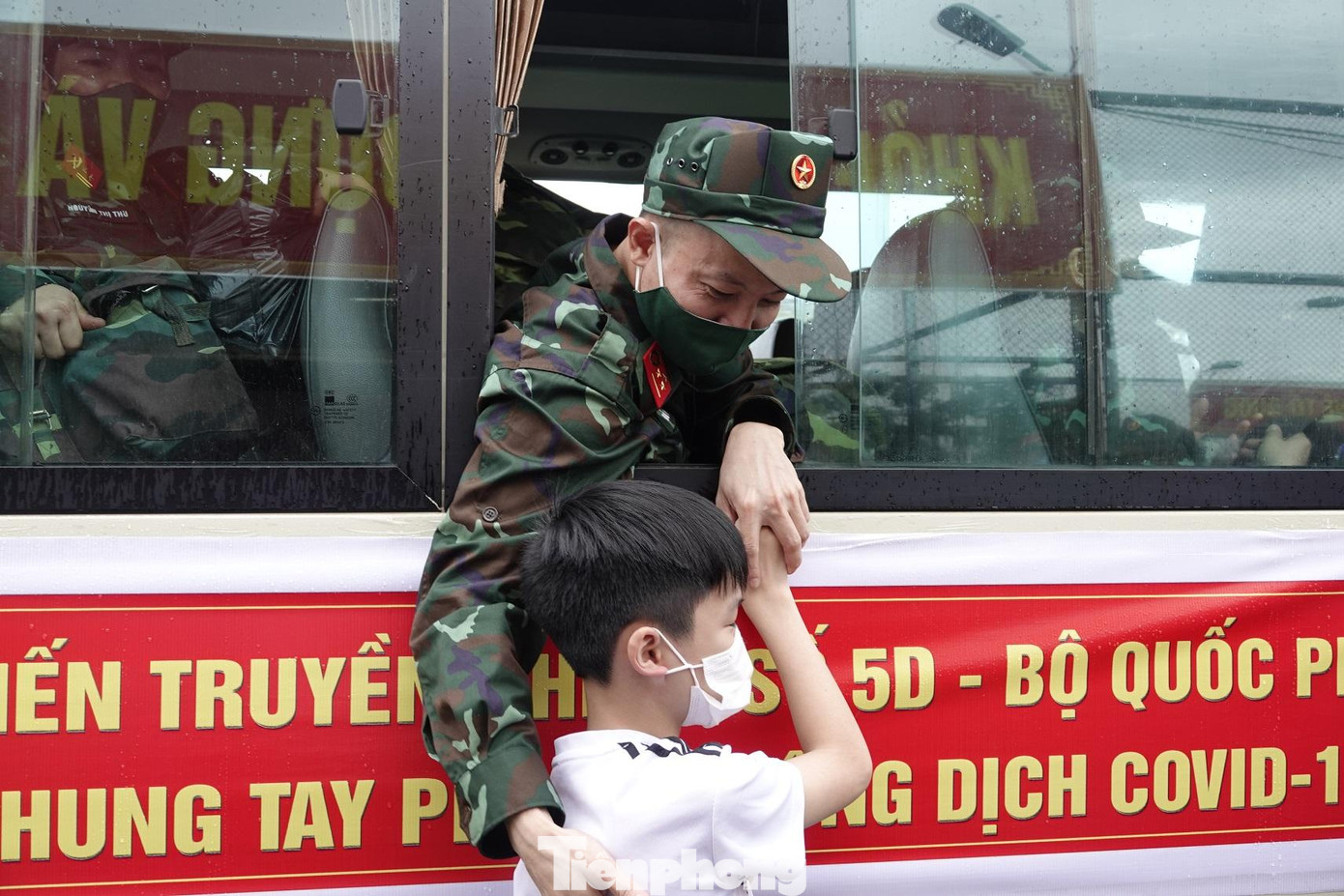 Thượng úy quân nhân chuyên nghiệp Đỗ Văn Cường dặn dò con trai thứ hai (SN 2011) để lên đường vào Nam chống dịch Thượng úy quân nhân chuyên nghiệp Đỗ Văn Cường dặn dò con trai thứ hai (SN 2011) để lên đường vào Nam chống dịch