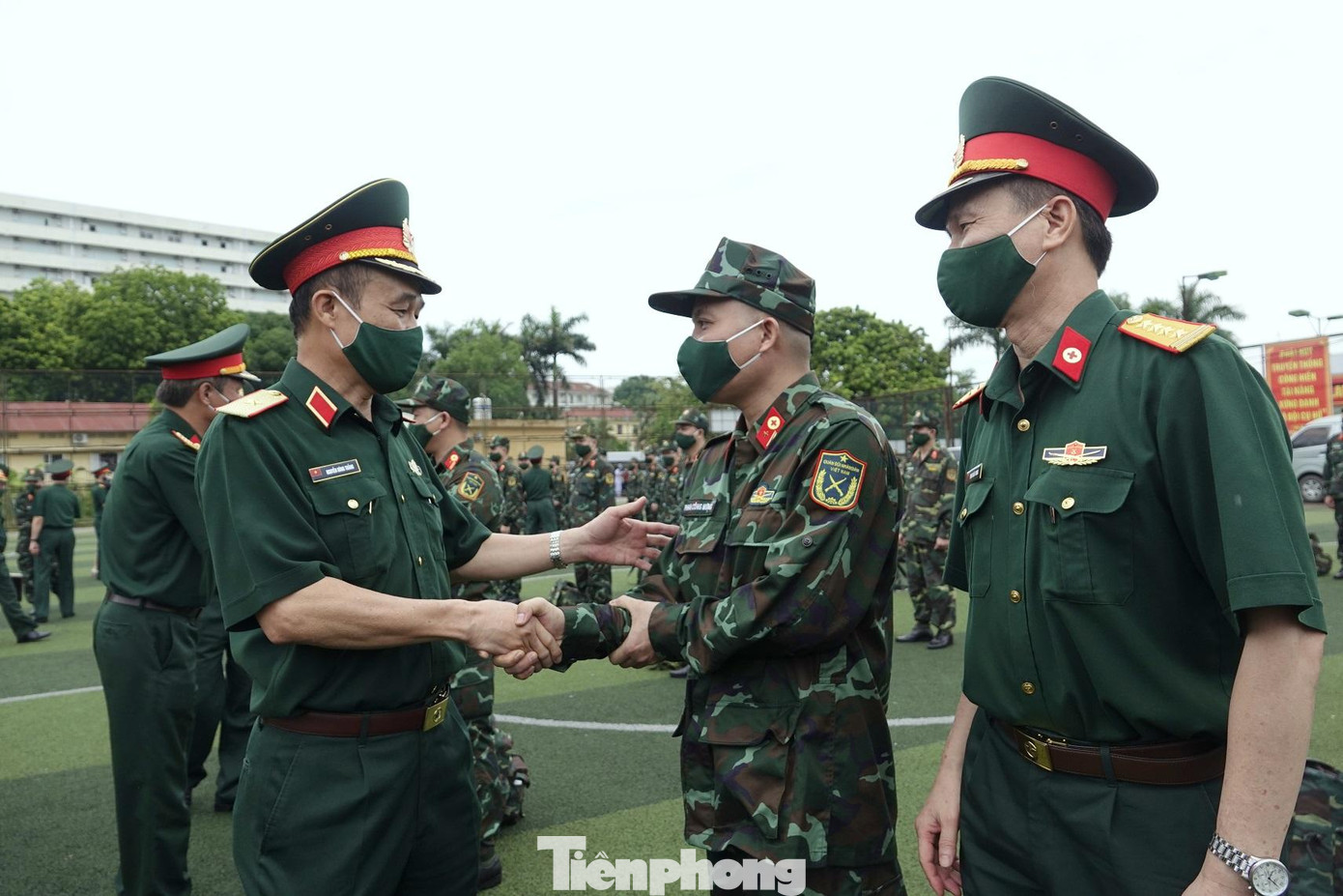 Lãnh đạo Tổng cục Hậu cần động viên cán bộ, nhân viên bệnh viện tại lễ xuất quân Lãnh đạo Tổng cục Hậu cần động viên cán bộ, nhân viên bệnh viện tại lễ xuất quân