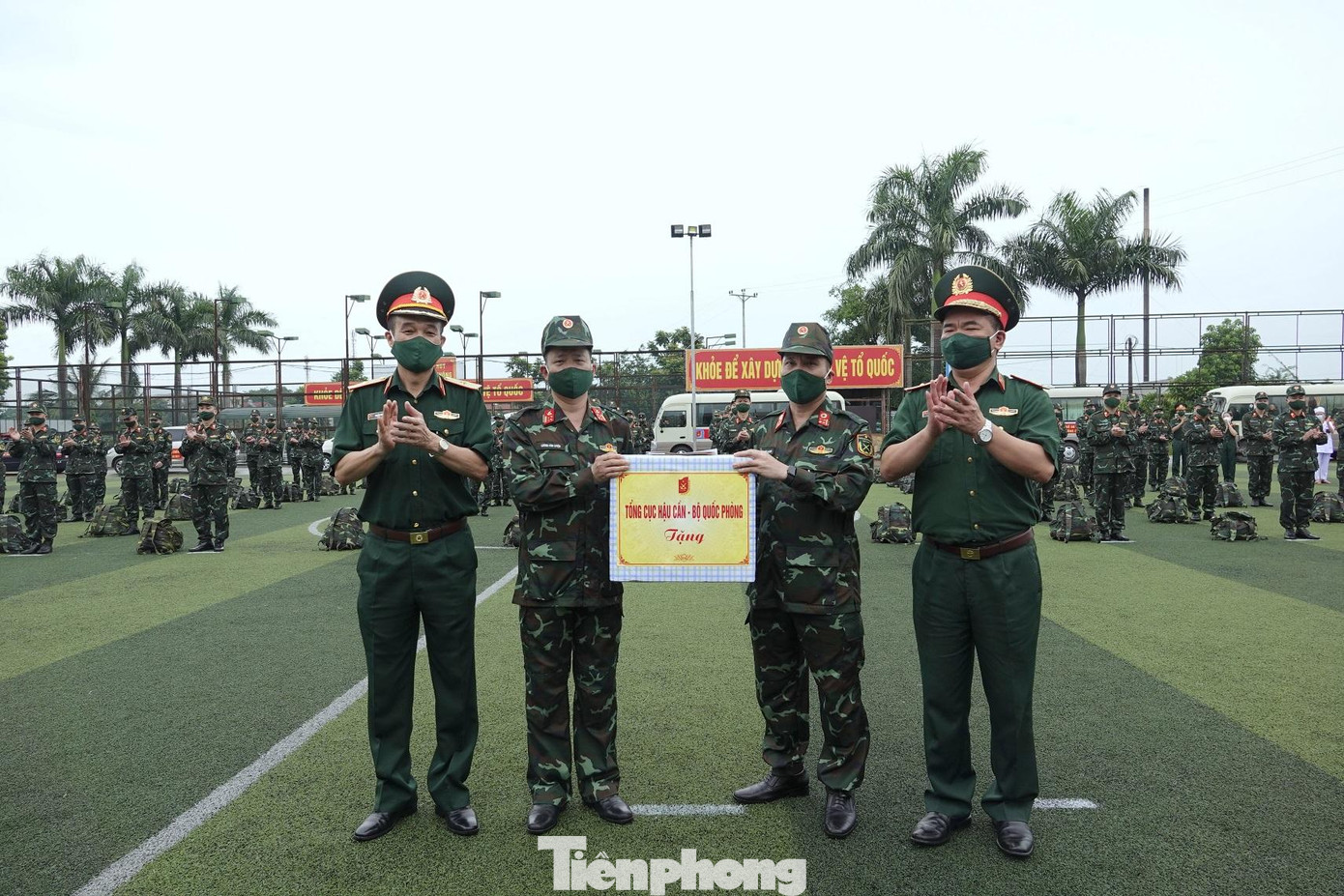 Thiếu tướng Nguyễn Hùng Thắng, Phó Chủ nhiệm, Tham mưu trưởng Tổng cục Hậu cần và Thiếu tướng Vũ Bá Trung, Phó Chính ủy Tổng cục Hậu cần tặng quà động viên BVDC truyền nhiễm số 5D tại lễ xuất quân. Thiếu tướng Nguyễn Hùng Thắng, Phó Chủ nhiệm, Tham mưu trưởng Tổng cục Hậu cần và Thiếu tướng Vũ Bá Trung, Phó Chính ủy Tổng cục Hậu cần tặng quà động viên BVDC truyền nhiễm số 5D tại lễ xuất quân.