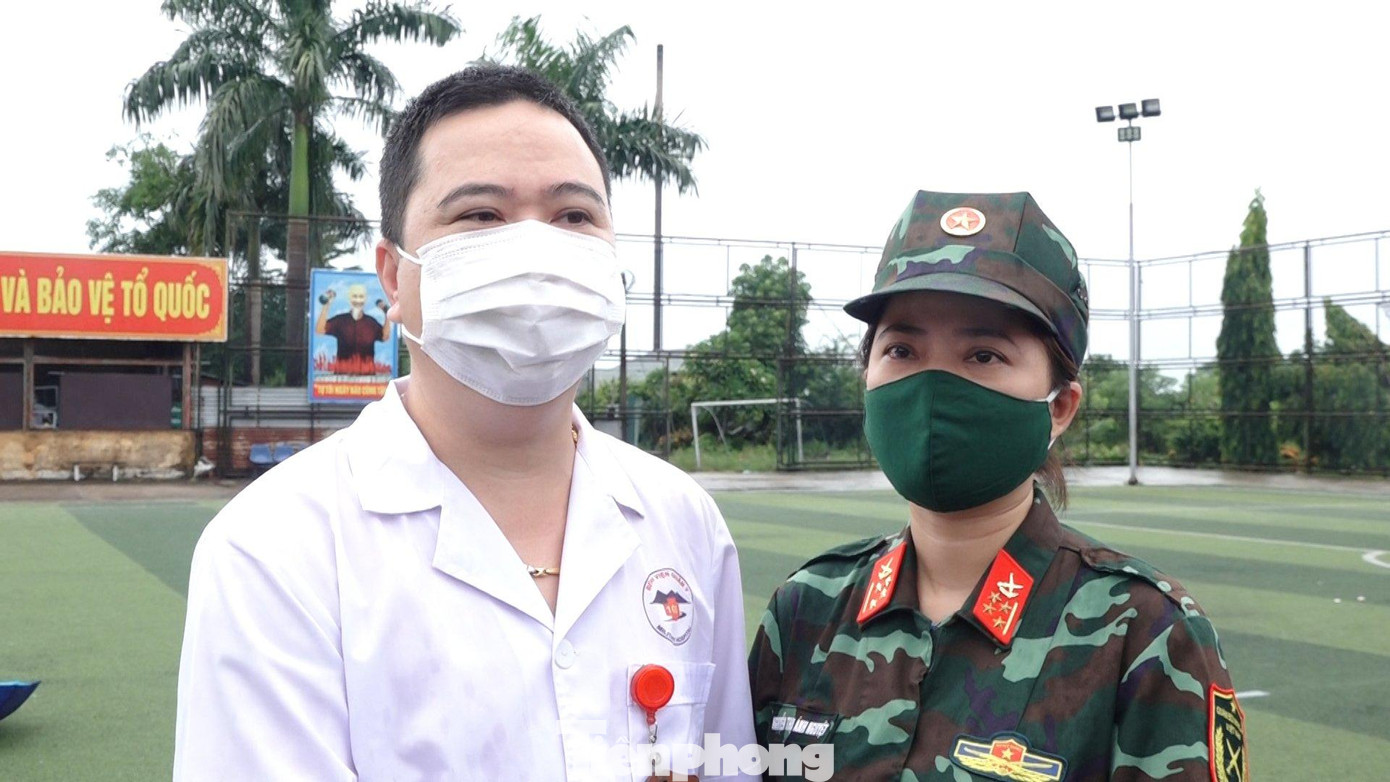 Hai vợ chồng Đại úy Nguyễn Thị Ánh Nguyệt tại lễ xuất quân của BVDC truyền nhiễm số 5D, sáng 1/8. Ảnh: Nguyễn Minh Hai vợ chồng Đại úy Nguyễn Thị Ánh Nguyệt tại lễ xuất quân của BVDC truyền nhiễm số 5D, sáng 1/8. Ảnh: Nguyễn Minh