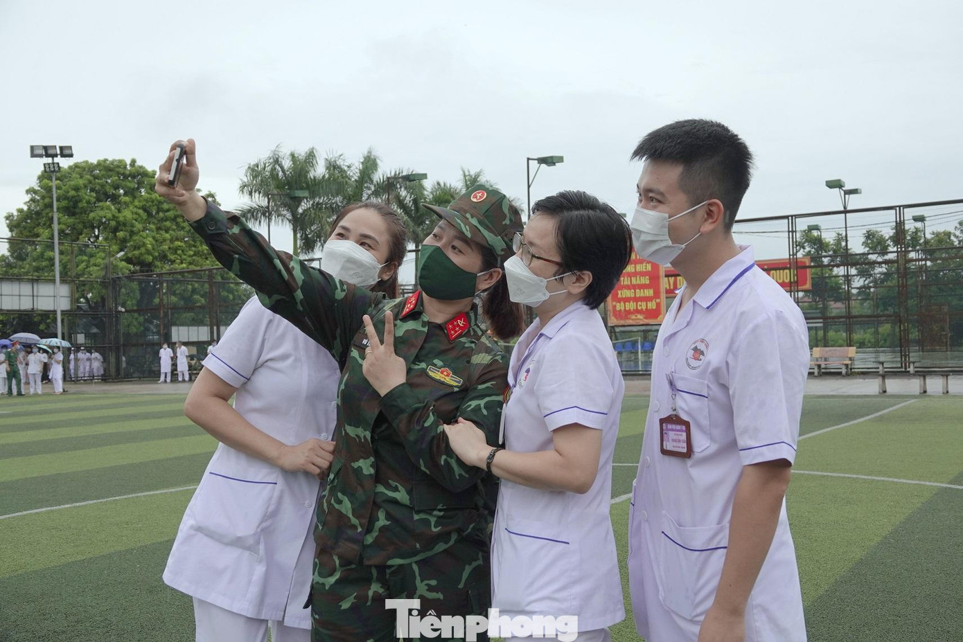 Lưu giữ khoảnh khắc kỷ niệm trước khi tạm biệt đồng đội Lưu giữ khoảnh khắc kỷ niệm trước khi tạm biệt đồng đội