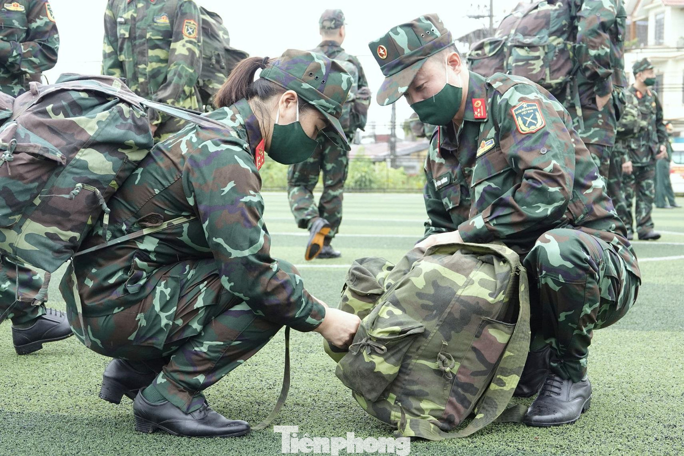 Giúp đồng đội sắp xếp quân trang trước giờ xuất quân. Ảnh: Nguyễn Minh Giúp đồng đội sắp xếp quân trang trước giờ xuất quân. Ảnh: Nguyễn Minh