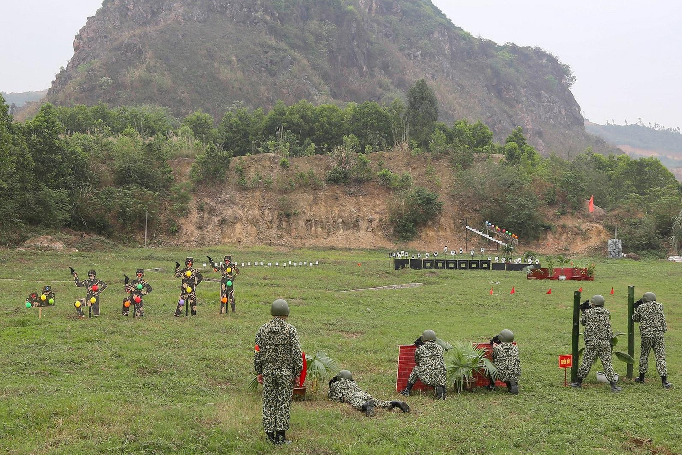 Trình diễn kỹ thuật bắn súng của lực lượng chống khủng bố bằng súng tiểu liên MicroUzi và súng ngắn K54 Trình diễn kỹ thuật bắn súng của lực lượng chống khủng bố bằng súng tiểu liên MicroUzi và súng ngắn K54