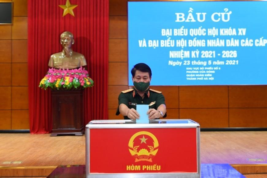 Đại tướng Lương Cường, Chủ nhiệm Tổng cục Chính trị QĐND Việt Nam bỏ phiếu tại khu vực bỏ phiếu số 5 (phường Cửa Đông, quận Hoàn Kiếm) Đại tướng Lương Cường, Chủ nhiệm Tổng cục Chính trị QĐND Việt Nam bỏ phiếu tại khu vực bỏ phiếu số 5 (phường Cửa Đông, quận Hoàn Kiếm)