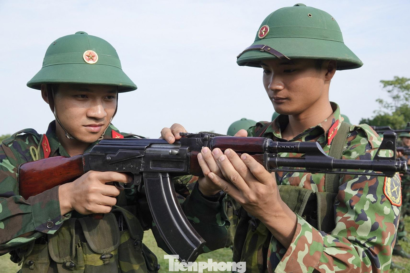 Hướng dẫn chiến sĩ mới động tác chuẩn trong huấn luyện