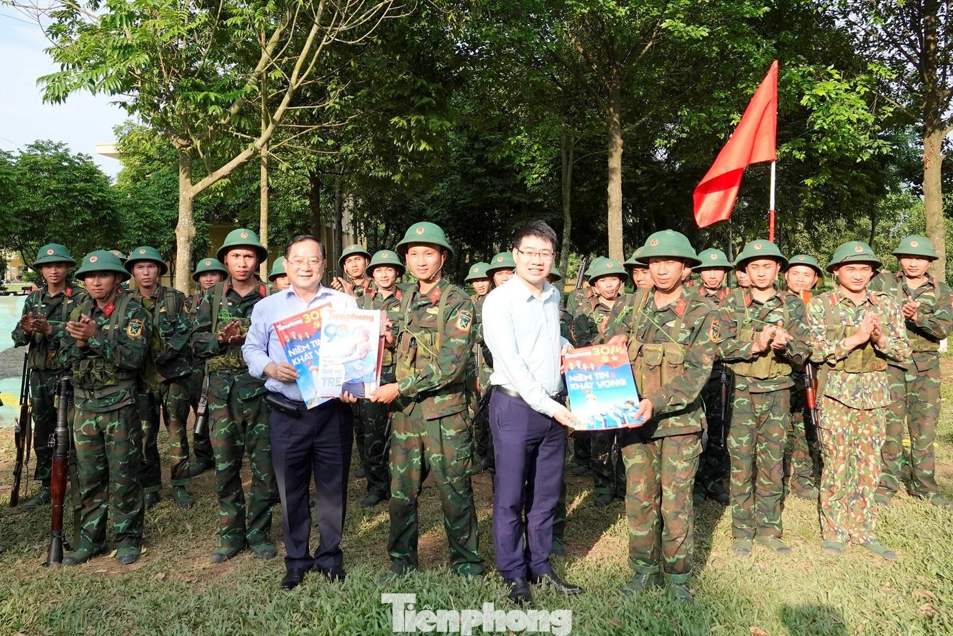Tổng Biên tập Báo Tiền Phong, Chủ tịch Hội Cựu chiến binh Cơ quan T.Ư Đoàn Lê Xuân Sơn và Bí thư Đoàn cơ quan T.Ư Đoàn Nguyễn Thái Hà tới thao trường của Tiểu đoàn 5, Trung đoàn 88 động viên và tặng quà tân binh, chiều 29/4