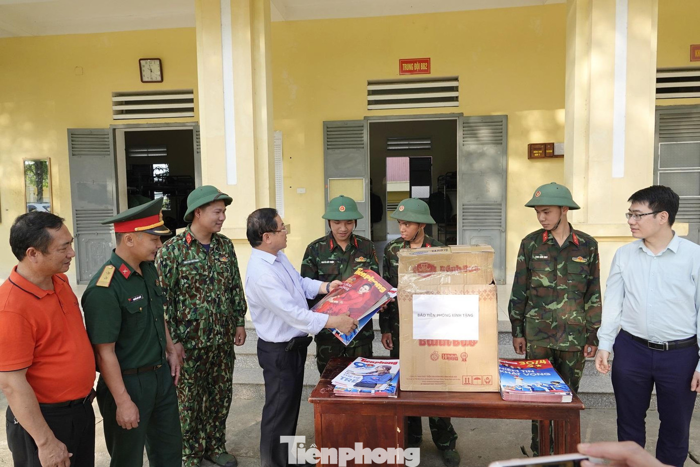Đoàn công tác trao tặng quà và các ấn phẩm đặc biệt của Báo Tiền Phong cho cán bộ, chiến sĩ Trung đoàn 88 Đoàn công tác trao tặng quà và các ấn phẩm đặc biệt của Báo Tiền Phong cho cán bộ, chiến sĩ Trung đoàn 88