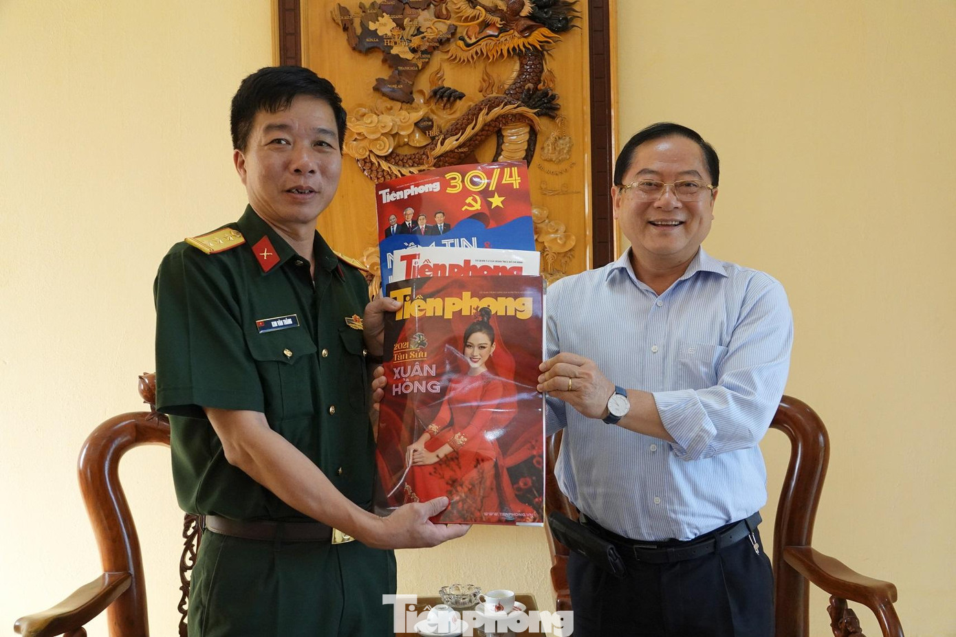 Tổng Biên tập Báo Tiền Phong, Chủ tịch Hội Cựu chiến binh Cơ quan T.Ư Đoàn Lê Xuân Sơn trao tặng các ẩn phẩm Tiền Phong đặc biệt cho Trung đoàn 88 Tổng Biên tập Báo Tiền Phong, Chủ tịch Hội Cựu chiến binh Cơ quan T.Ư Đoàn Lê Xuân Sơn trao tặng các ẩn phẩm Tiền Phong đặc biệt cho Trung đoàn 88