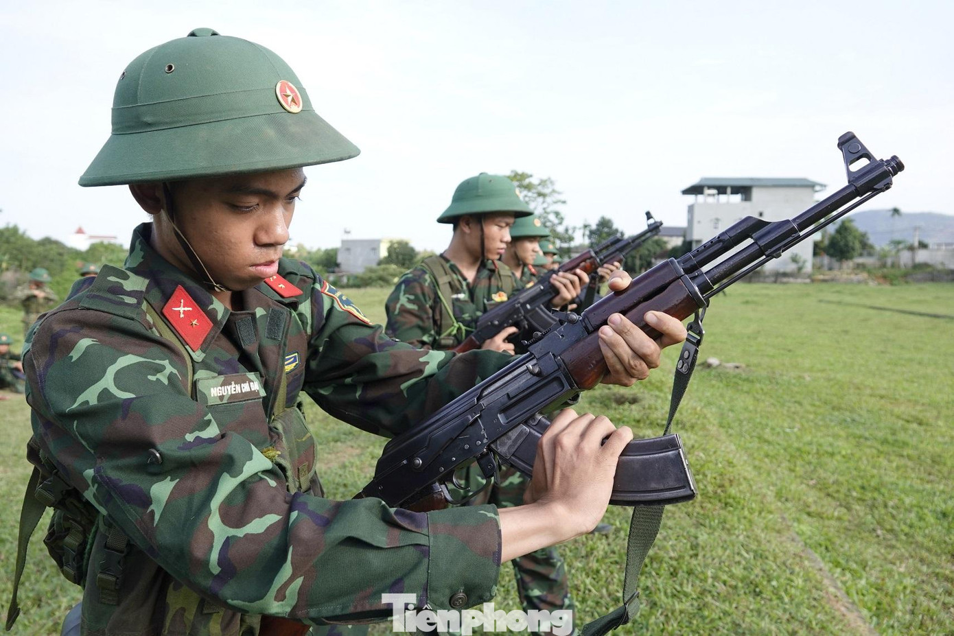 Thực hiện động tác khám súng