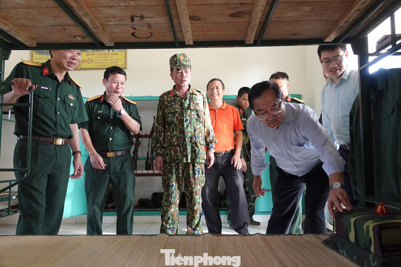 Đoàn công tác của T.Ư Đoàn và Báo Tiền Phong tham quan doanh trại Tiểu đoàn 5 thuộc Trung đoàn 88 - nơi các tân binh đang huấn luyện