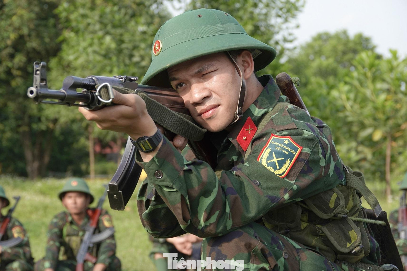 Chiến sĩ mới thực hành ngắm bắn tiểu liên AK ở tư thế quỳ