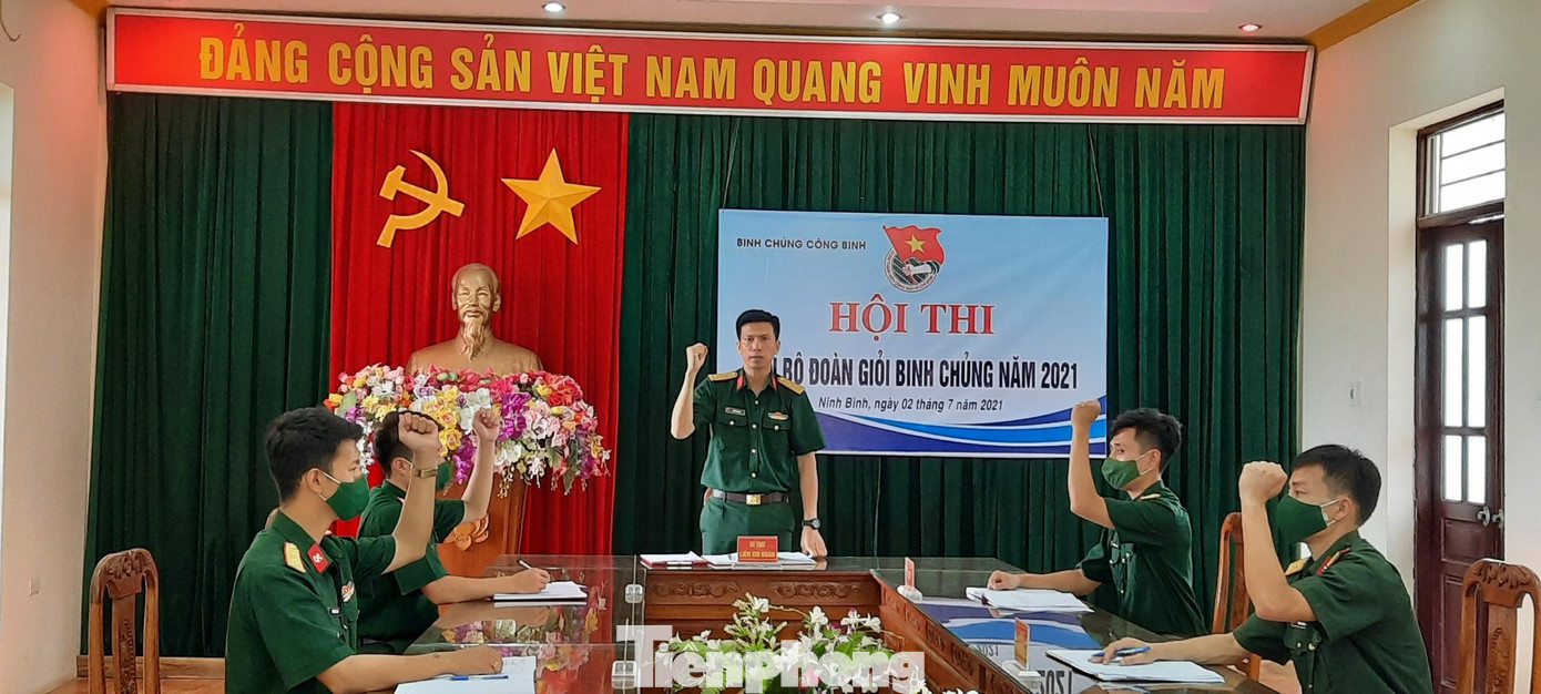 Thí sinh tham gia hội thi thực hành ra chương trình hoạt động tháng