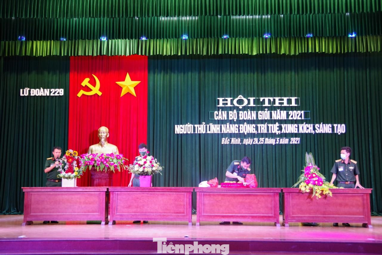 Các thí sinh thi năng khiếu cắm hoa