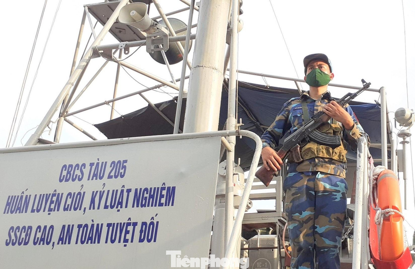 Đoàn viên Lữ đoàn 170 (Vùng 1 Hải quân) canh gác bảo vệ mục tiêu nhằm đảm bảo an toàn tuyệt đối cho cuộc bầu cử Đoàn viên Lữ đoàn 170 (Vùng 1 Hải quân) canh gác bảo vệ mục tiêu nhằm đảm bảo an toàn tuyệt đối cho cuộc bầu cử