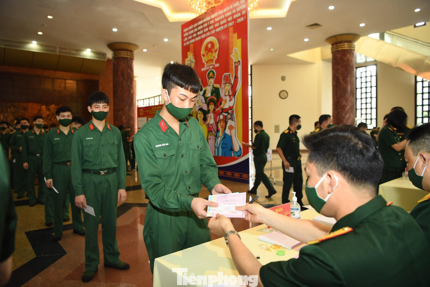 Phát phiếu bầu cho cử tri là chiến sĩ Phát phiếu bầu cho cử tri là chiến sĩ