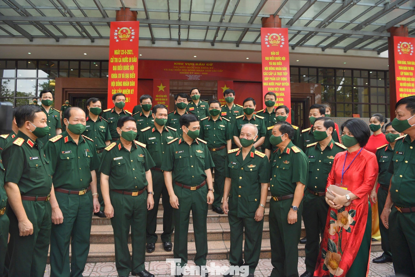 Lãnh đạo Bộ Quốc phòng cùng các đại biểu tham gia bỏ phiếu ở hội trường Bộ Quốc phòng Lãnh đạo Bộ Quốc phòng cùng các đại biểu tham gia bỏ phiếu ở hội trường Bộ Quốc phòng