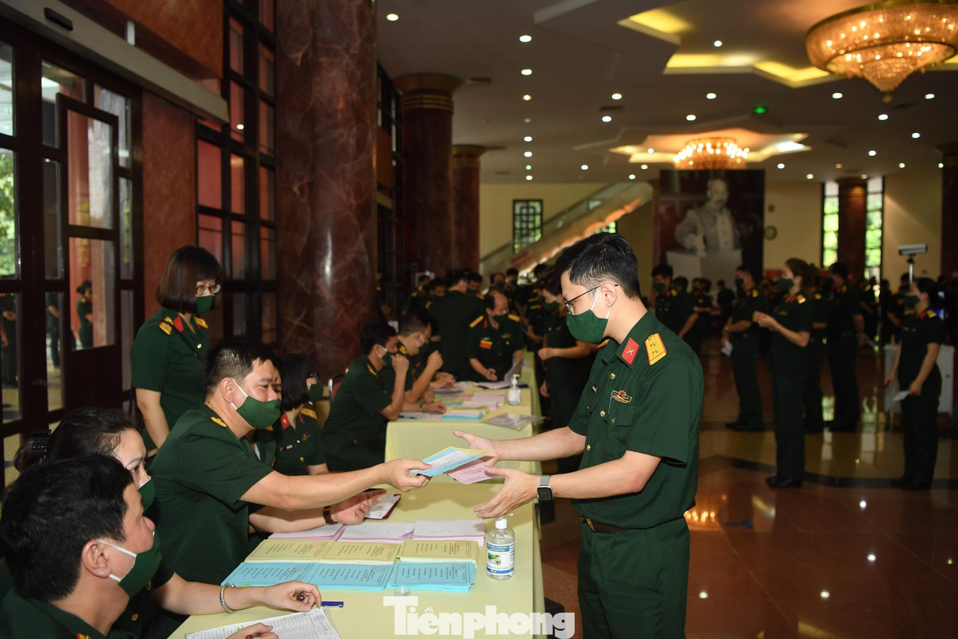 Cán bộ, chiến sĩ thuộc Bộ Quốc phòng thực hiện các thủ tục trước khi bỏ phiếu Cán bộ, chiến sĩ thuộc Bộ Quốc phòng thực hiện các thủ tục trước khi bỏ phiếu